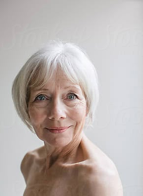 Older Woman Art, Older Woman Portrait, America's Got Talent Videos, Beautiful Aged Women, Classic Hairstyles, Summer Hairstyles For Medium Hair, Sensitive Content, Trending Hairstyles, Woman Portrait