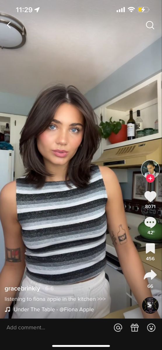 Grace Brinkly Hair, Short Layered Brunette Hair, The Rachel Haircut 2022, Short Hair Fall 2024, Short Hair Cuts For Thinner Hair, The Rachel Haircut Short, 90s Shoulder Length Hairstyles, Short Hair For Thinner Hair, Short Brown Hair Layers