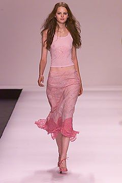 Jill Stuart Spring 2000 Ready-to-Wear Collection Photos - Vogue Pink Runway, Outfits Quotes, 90s Runway Fashion, Runway Fashion Couture, Runway Outfits, 2000 Fashion, Jill Stuart, 2000s Fashion Outfits, Outfits Spring