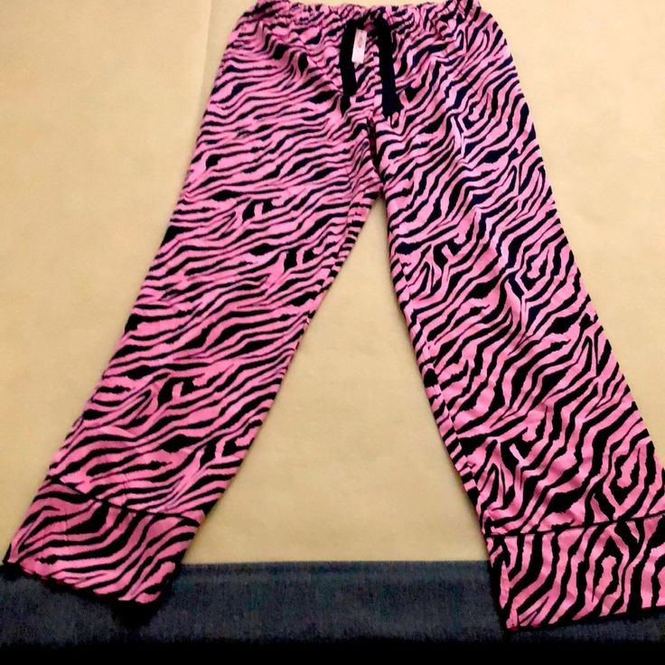 New Victoria Secret Black And Pink Silk Pj . Size M In Great Condition 2000s Pyjamas, Scene Pants, Mcbling Fashion, Trashy Outfits, 2000s Outfit, Victoria Secret Black, Victoria Secret Outfits, 2000s Clothes, Bratz Inspired Outfits