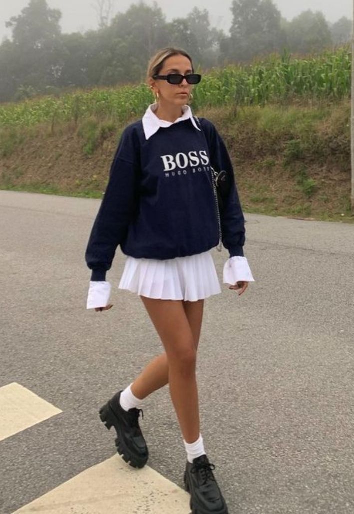 Uniform Aesthetic, Preppy Style Outfits, Cute Mini Skirt Outfits, Preppy Mode, Black Tennis Skirt, Adrette Outfits, Tennis Skirt Outfit, Short Blanc, Rock Outfit