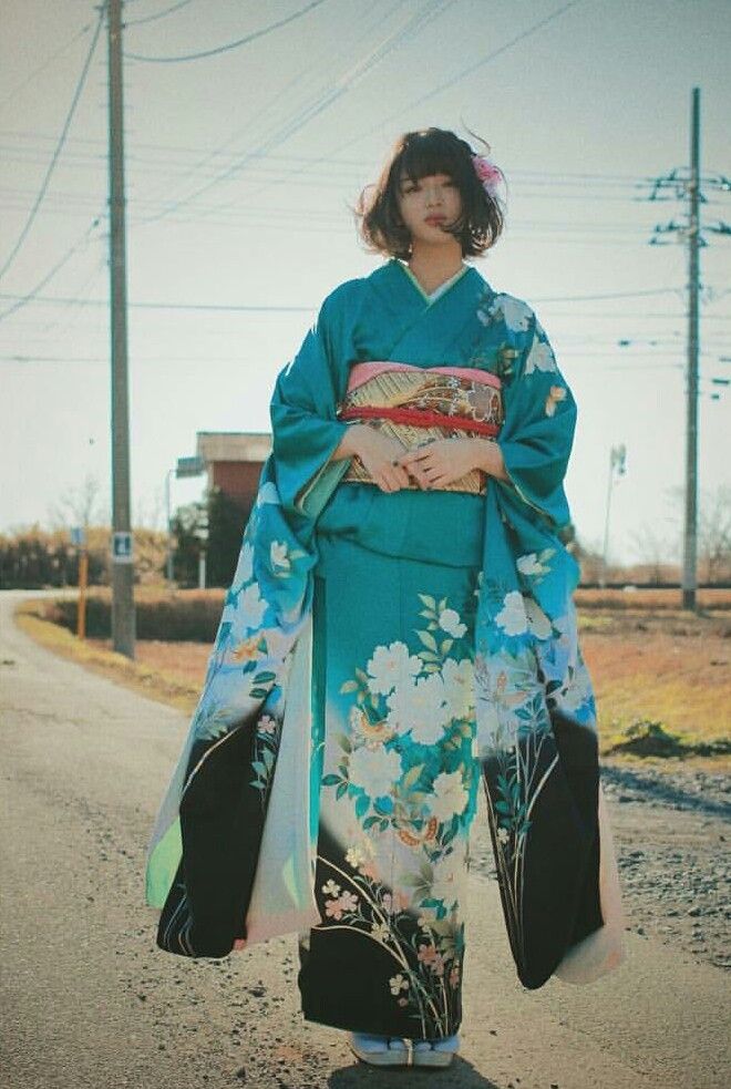 Traditional Japanese Clothes Female, Royal Kimono Japan, Muromachi Period Clothing, Blue Kimono Traditional, Yukata Pose, Traditional Kimono Japan, Kimono Pose, Kimono Reference, Kimono Female