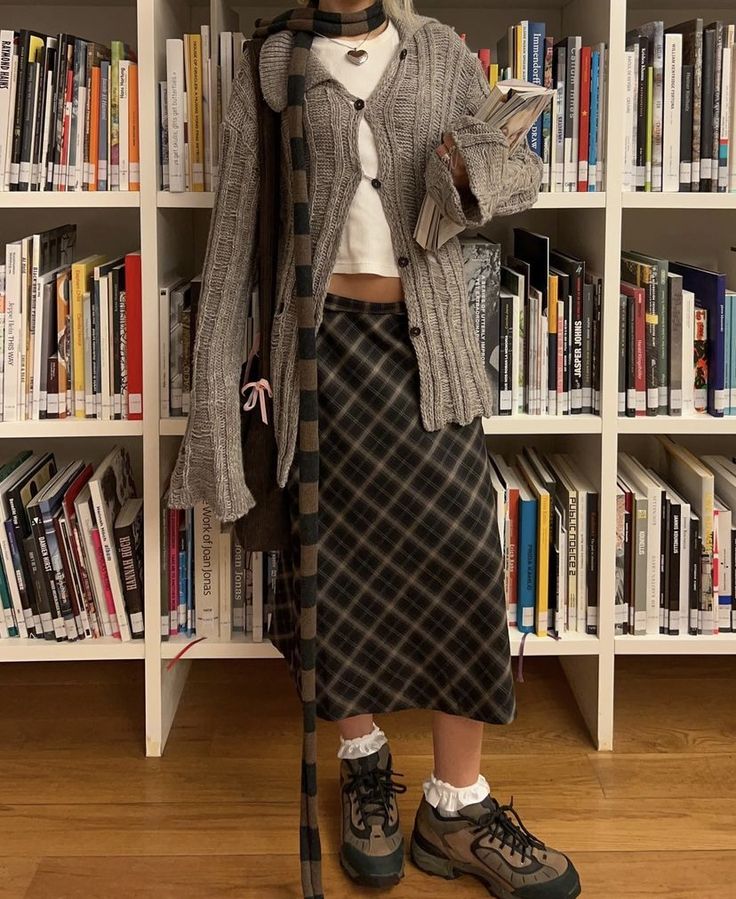 Long Black A Line Skirt Outfit, Vintage Outfits Winter Retro, Fall Outfits With Midi Skirts, Plaid On Plaid Outfit, Sweater With Maxi Skirt, Midi Plaid Skirt Outfit, Plaid Skirt Outfit Winter, Plaid Maxi Skirt Outfit, Plaid Midi Skirt Outfit