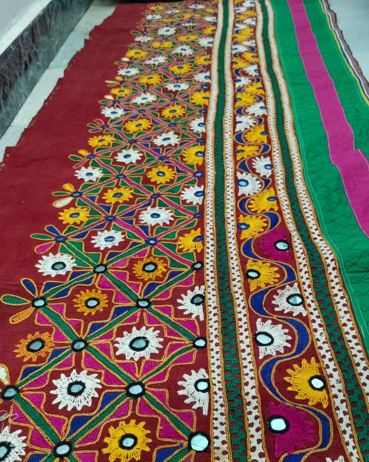 Golwadi Chaniya DM FOR THE PRICE ✨ Length :- More Than 2.30 MTR Breath:- 23-24 Inch #kutchihandwork #kutchiwork #kutchiembroidery Gujarati Outfits, Navratri Patches, Kachi Work, Mirror Work Kurti Design, White Blouse Designs, Kutchi Embroidery, Gamthi Work, Kutchi Work, Baby Fancy Dress