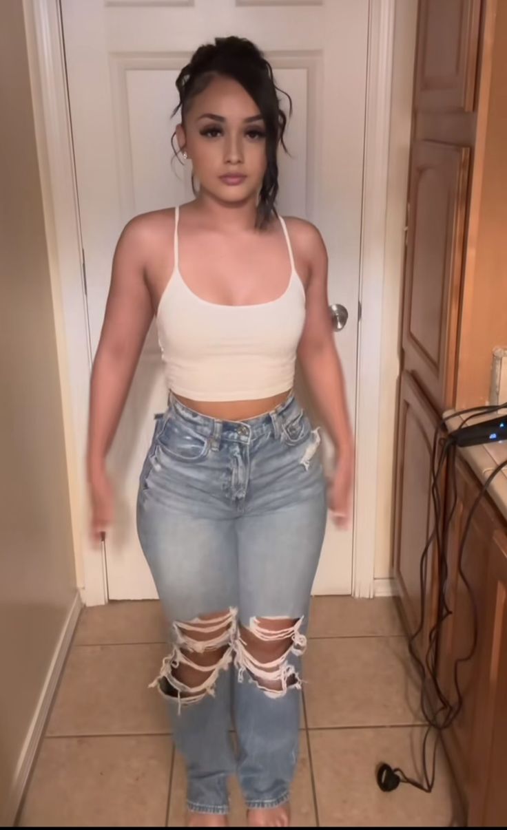 Cute Simple Outfits Latina, Summer Ripped Fitted Flare Jeans, American Eagle Outfits Summer, Outfit Ideas Summer Latina, Latina Fashion Outfits Summer School, Clean Latina Outfits, Cool Grey 11s Outfits, American Eagle Jeans Outfit, Cool Grey 11s