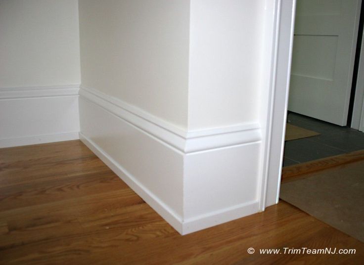 an empty room with hard wood flooring and white paint on the walls is pictured in this image