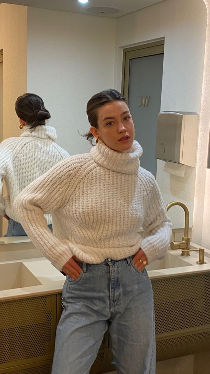 White Knit Turtleneck Outfit, White Roll Neck Outfit, How To Style A High Neck Sweater, Cream Mock Neck Sweater Outfit, Turtle Neck Jumper Outfit, Beige Turtleneck Sweater Outfit, Highnecksweater Outfits, Chunky Turtleneck Outfit, Turtle Neck Winter Outfit