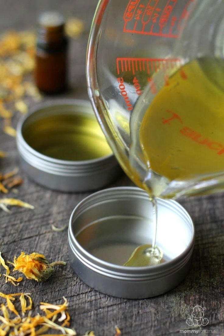 This calendula salve is rich in compounds that nourish, hydrate, and support skin healing. I use it as a face moisturizer, chapped-lip balm, baby bottom balm, owie salve, burn salve and bug bite balm. Burn Salve, Mastitis Remedies, Diy Scrubs, Homemade Face Moisturizer, Calendula Salve, Diy Face Moisturizer, Calendula Cream, Homemade Spa, Bug Bite