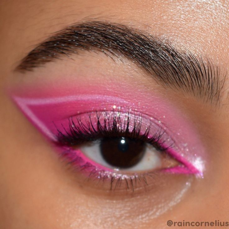 Popstar Makeup Looks, Hot Pink Eyeliner, 30th Outfit, Lover Makeup, Eyeliner Ideas, Pink Eyeshadow Look, Pink Eye Makeup, Cute Eye Makeup, Swag Makeup