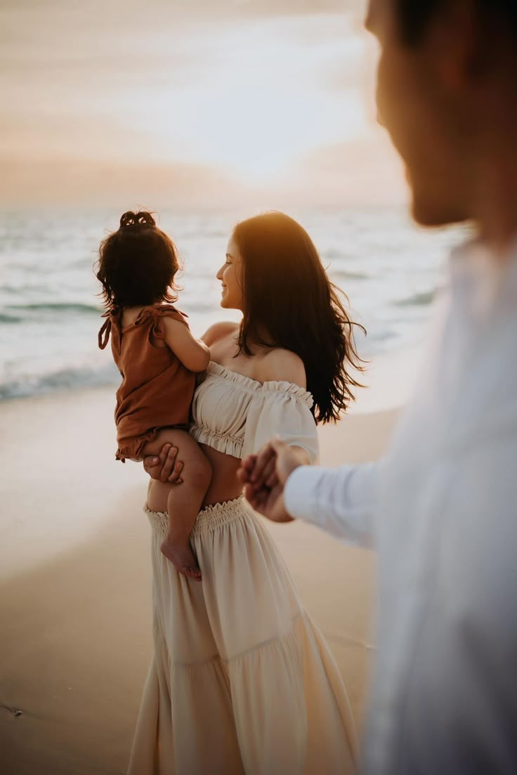 Family Shoot Beach Ideas, Family Photo Shoot On Beach, Family Picture Poses For 3 Beach, Professional Family Beach Pictures, Beach Motherhood Session, Beach Maternity Family Shoot, Beach Family Shoot Ideas, Unique Beach Family Photos, Beach Family Photo Shoot Ideas