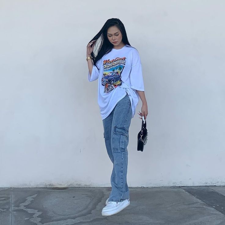 Cargos And Oversized Tee, Outfits Oversize Mujer, Outfits Streetwear Mujer, Urban Street Style Women Streetwear, Urban Street Style Women, Streetwear Aesthetic Outfits, Looks Hip Hop, Tomboy Femme, Oversize Tshirt Outfits