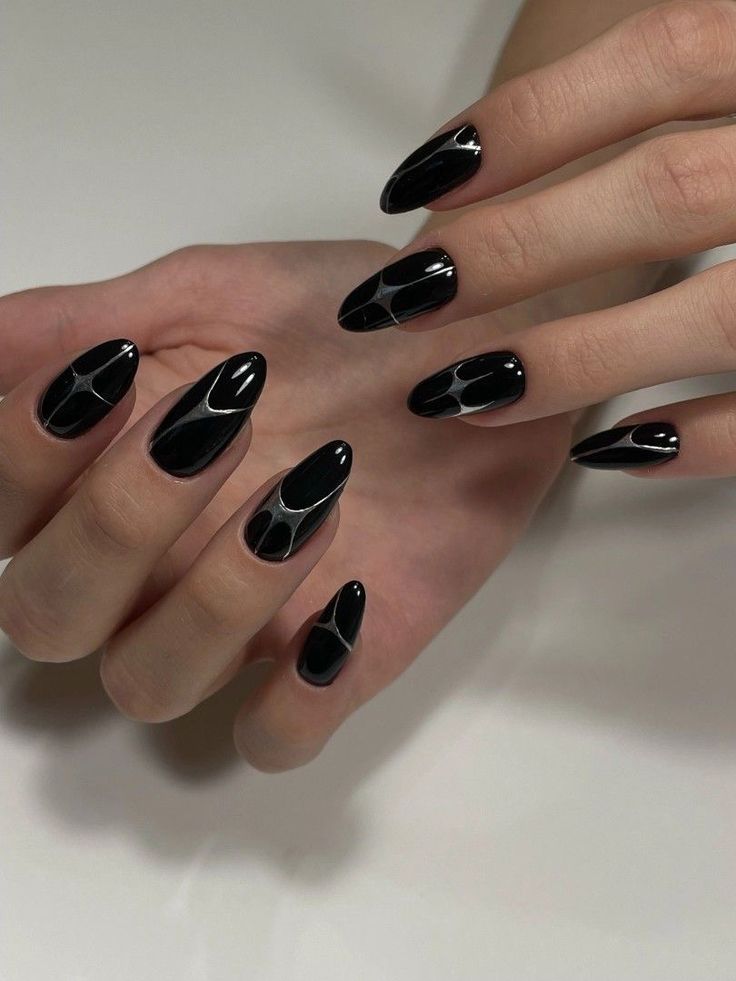 Black Nails With Silver Lines, Black Nails Chrome Design, Silver Nails With Black Design, Nail Art Designs Black And Silver, Black And Nails Silver, Nail Black And Silver, Black Nails With Silver Chrome, Black Nails With Chrome Design, Black Nails Silver Design