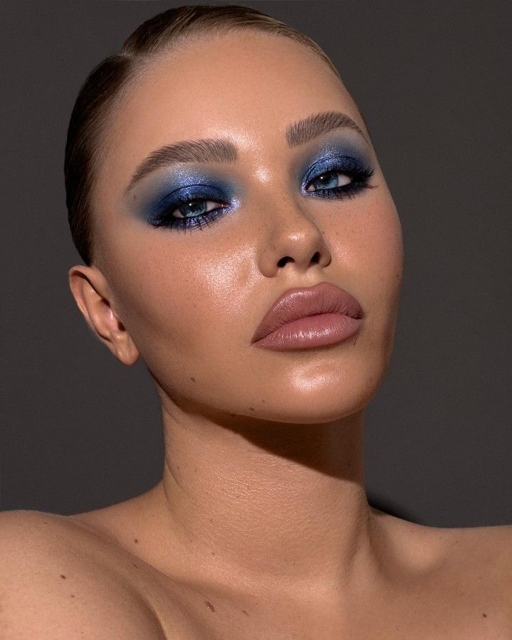 Blue Metallic Eye Makeup, Cool Eye Makeup Looks, 2025 Makeup, Metallic Eye Makeup, Cool Eye Makeup, Light Skin Makeup, Blue Smokey Eye, Metallic Makeup, Makeup Is Art