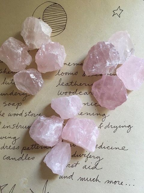 Bubblegum Witch, Crystal Vibes, Crystal Aesthetic, Spiritual Crystals, Pretty Rocks, Mia 3, Aphrodite, Rocks And Crystals, Pink Aesthetic