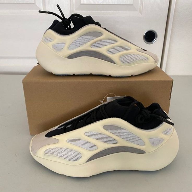 Adidas Yeezy 700 V3, Adidas Yeezy 700, Yeezy Outfit, Trendy Shoes Sneakers, Fashion Shoes Heels, Pretty Shoes Sneakers, All Nike Shoes, Yeezy 700, Shoes Teen