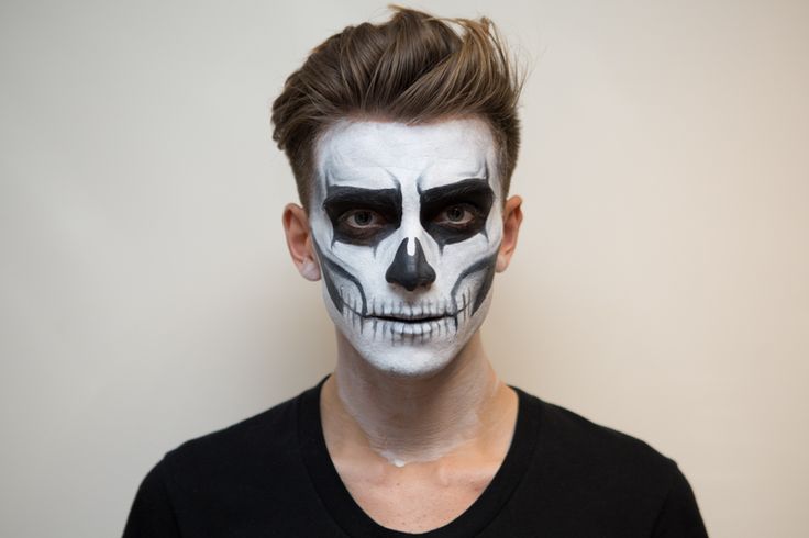 A fantastic Halloween makeup tutorial! Drawing Skeleton, Skeleton Face Paint, Halloween Maquillage, Halloween Makeup Sugar Skull, Black Face Paint, Skull Face Paint, Halloweenský Makeup, Skeleton Face, Skeleton Makeup