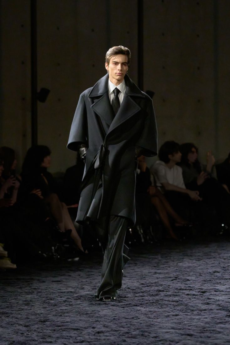 Fashion Show | Men's Winter 24 | Saint Laurent | YSL.com Ysl Clothes, Valentino 2024, Saint Laurent Menswear, Yves Saint Laurent Men, 2024 Menswear, Modern Suits, Outwear Fashion, Runway Shoes, Best Dressed Man