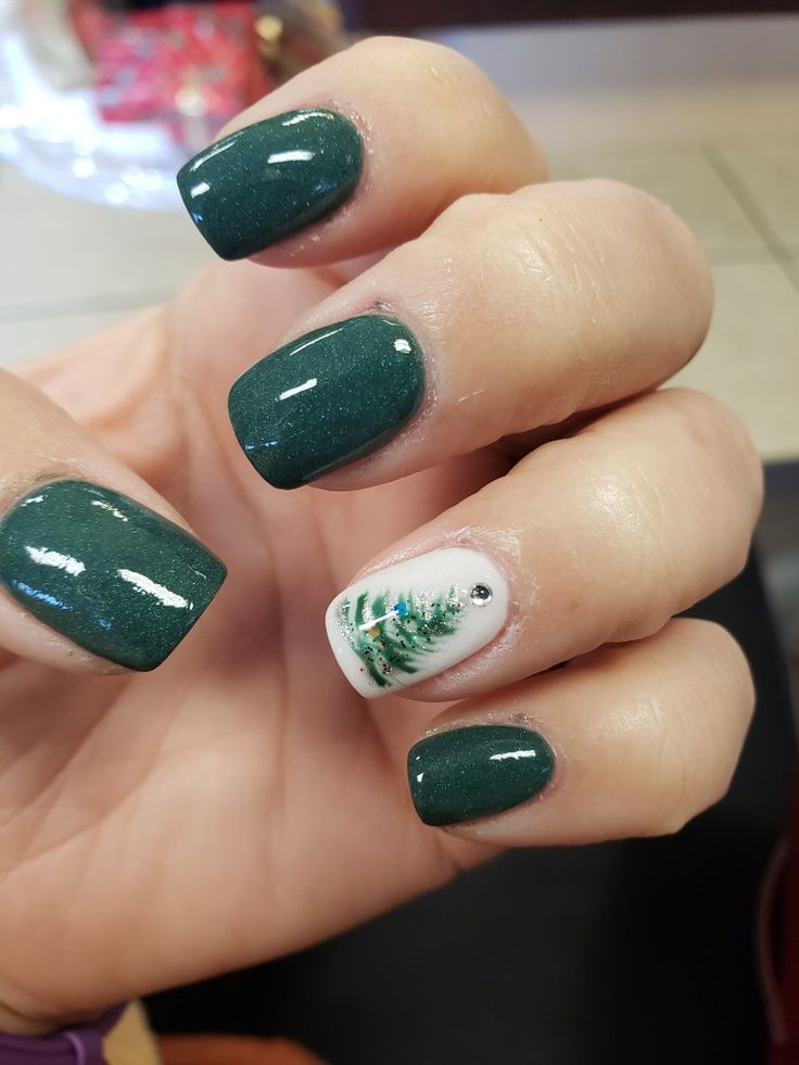 Chr Christmas Nails, Christmas Nails With Jewels, Short Nails Non Acrylic, Christmas Tree Nails 2023, Nails Squoval Designs, Christmas Nails In Green, Green Nail Christmas, Emerald Green Christmas Nails Design, December Nail Ideas Green