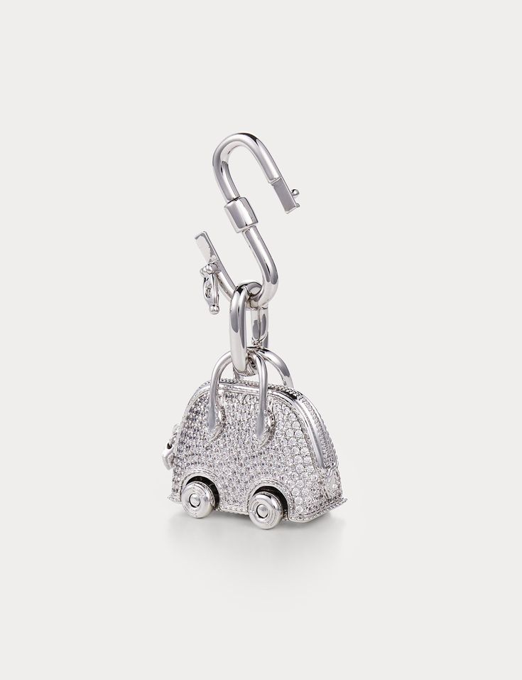 Inspiré par le charm de sac Hermes Bolide On Wheels, Aelysee a méticuleusement conçu le mini Bolide On Wheels Bag Charm, incorporant des éléments de design uniques. La breloque comporte un fermoir et une chaîne séparés, vous permettant de la personnaliser sans effort avec n'importe lequel de vos sacs à main.

 



 E Laiton électrolytique avec zircone cubique ronde brillante


 Taille du charme - 30 x 18,3 x 28,8 mm


 Poids total 38g


 Fabriqué en France


 Garantie un an Mini Bolide, Christmas Tree Bag, Hermes Bolide, Tree Bag, Christmas Tree Collection, Gold Christmas Tree, Gold Collection, Gold Christmas, Free Gift Wrapping