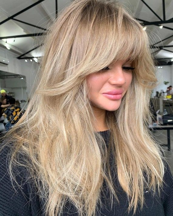 Angled Bangs, Dunner Wordend Haar, Layered Haircuts With Bangs, Layered Hair With Bangs, Blonde Bangs, Blonde Hair With Bangs, Long Curly Wig, Ash Blonde Hair, Long Layered Haircuts