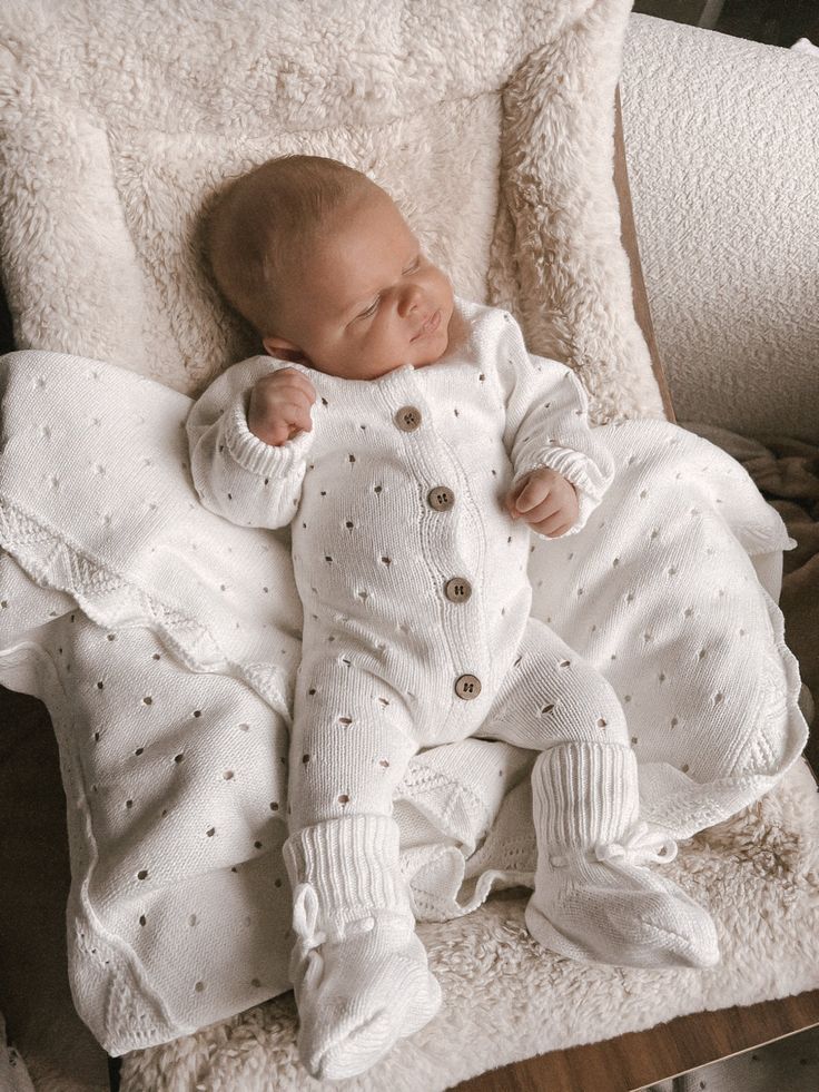 Wrap your little one in cuddly comfort with our organic cotton Bring Me Home Cloud Bundle set. This adorable set is made from our softest pointelle knit organic cotton. Bring them home to a cloud-like dreamland! 100% Organic Cotton Includes: Jumpsuit Booties Bonnet Baby Blanket Features Wood button closure at center front Care Instructions: Cold, gentle wash with like colors. Lay flat to dry. French Baby, Diaper Bag Accessories, Eco Friendly Baby, Bring Them Home, Baby Bonnets, Pointelle Knit, Nature Kids, Coming Home Outfit, Home Outfit