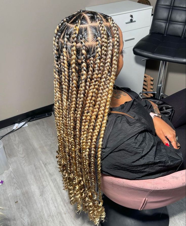 Vacation Braids For Black Women Blonde, Blonde Knotless Twists, Black And Blonde Large Knotless Braids, Big Blonde Knotless Braids, Jumbo Braids Color, Honey Blonde Jumbo Knotless Braids, Blonde Large Box Braids, Jumbo Knotless Boho Box Braids, Large Blonde Box Braids