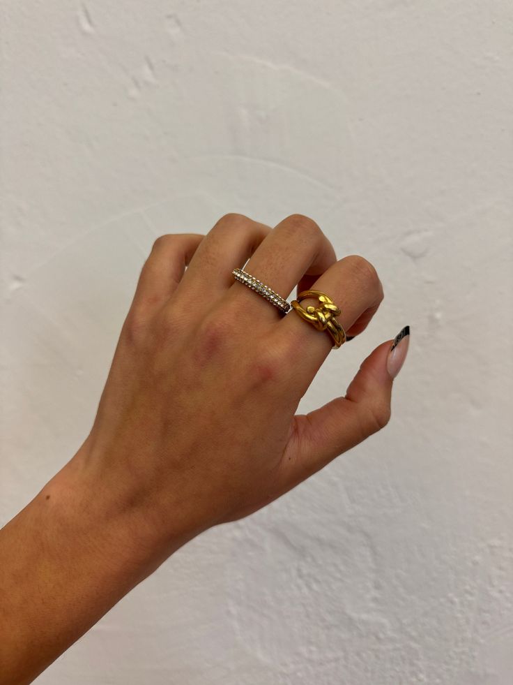 This chunky gold ring is a beautiful piece! Elegant and unique gold knot that is sure to make a statement. - gold filled- Style: Minimalist Elegant Chain Ring With Chunky Link, Style Minimalist, Chain Ring, Ring Necklace, Vienna, Gold Chains, Gold Ring, Ring Earrings, Solid Gold