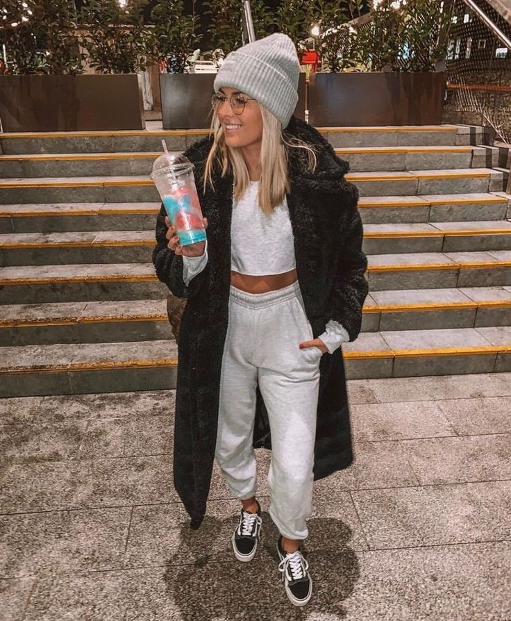 Cute Sweatpants Outfit, Sweatpants Outfits, Beanie Outfit, Cute Sweatpants, Skandinavian Fashion, Sweatpants Outfit, Joggers Outfit, Chill Outfits, Grey Joggers