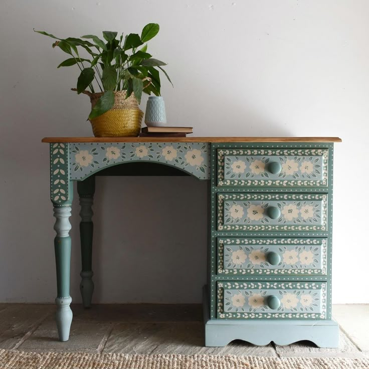 Green folk art desk Pine Desk, Painted Desk, Room Vibes, Furniture Renovation, Hand Painted Furniture, Flipping Furniture, Dream House Decor, Dream Home Design, 인테리어 디자인