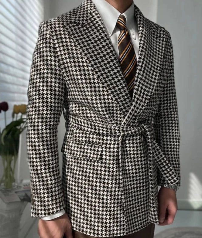 Verfijn uw kleding met onze Houndstooth wollen retro colbert. Deze blazer is gemaakt voor een geraffineerde en gepolijste look en combineert naadloos klassieke verfijning met eigentijdse stijl, waardoor het een onberispelijke keuze is voor zowel professioneel als zakelijk gebruik. en formele gelegenheden. Voordelen: Co Semi-formal Notch Lapel Tweed Jacket, Black Tweed Jacket For Semi-formal Winter Occasions, Tailored Houndstooth Tweed Jacket For Business, Tailored Houndstooth Outerwear For Business, Business Blazer With Notch Lapel And Houndstooth Pattern, Tailored Houndstooth Business Outerwear, Classic Tailored Houndstooth Blazer, Luxury Long Coat Blazer For Office, Tailored Business Blazer With Houndstooth Pattern