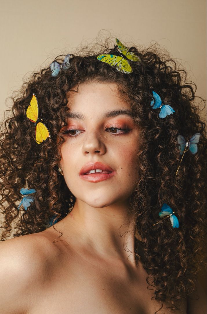 Mariposas, butterflies, editorial photoshoot, aesthetic, beautiful, photography, photo ideas, curly hair, cabello rizado, curly hair method, instagram filters, photoshoot ideas, easy hairstyles, easy curly hairstyles, peinado facil para rizos, pelo chino Curly Hairstyles Photo Shoot, Photoshoot Ideas Curly Hair, Curly Hair Poses Photo Ideas, Curly Hair Photoshoot Ideas, Flowers In Curly Hair, Editorial Hair Photography, Curly Hair Editorial, Art Photoshoot Ideas, Photoshoot Curly Hair