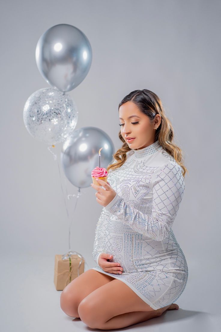 Maternity Shoot Dresses, Cute Pregnancy Photos, Baby Bump Photoshoot, Maternity Studio Photoshoot, Cute Maternity Dresses, Cute Pregnancy Pictures, Maternity Photography Poses Couple, Mother Daughter Fashion, Baby Bump Photos