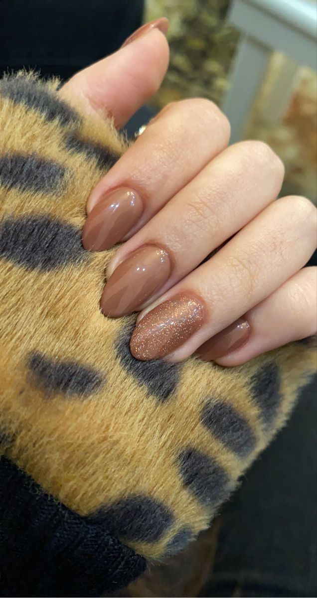 Nail Aesthetic Brown, Brown Nail Art Designs Glitter, Nail Art Aesthetic Pastel Brown, Light Brown Glitter Nails, Short Nails Brown Design, Brown Nails Sparkle, Brown Holographic Nails, Short Light Brown Nails, Nail Art Simple Brown