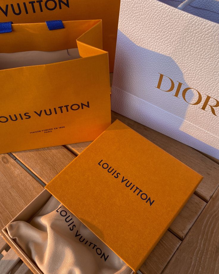 Shopping , LV aesthetic Lois Viton, Lots Of Money Aesthetic, Lv Aesthetic, Shopping Aesthetics, Aesthetic Louis Vuitton, Shopping Louis Vuitton, Luis Viton, Louis Vuitton Aesthetic, Brands Aesthetic