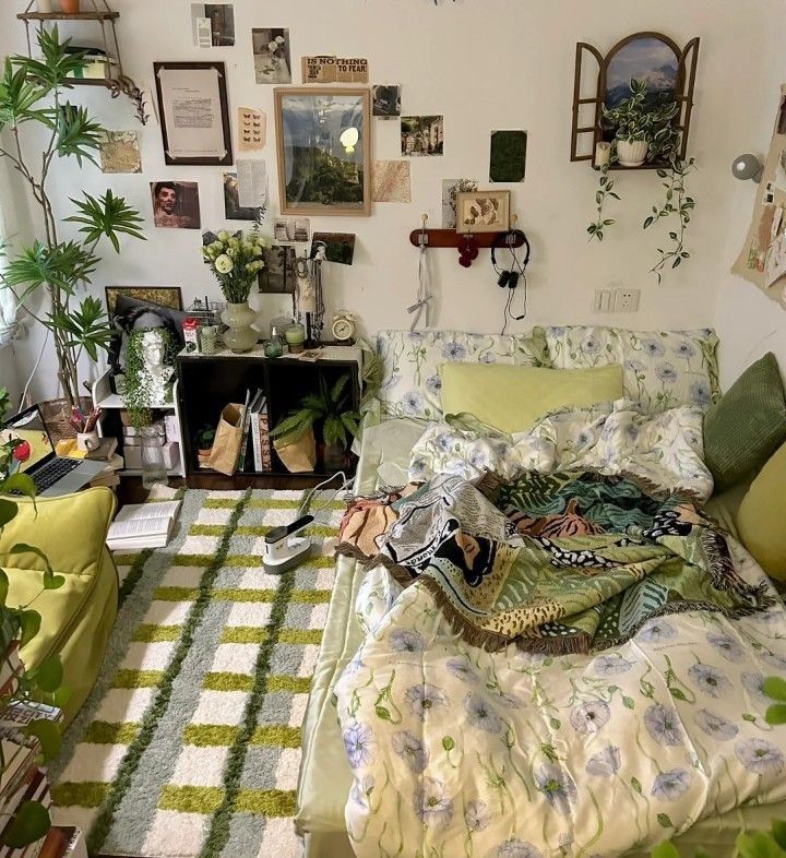 No Aesthetic Room, Garden Bedroom Ideas Interior Design, Dry Hanging Flowers, Wood Bedframe Room Ideas, Vintage Clean Room, Green Brown Pink Aesthetic Room, Green Room Ideas Bedroom Vintage, Green And Blue Aesthetic Room, Wood Room Aesthetic