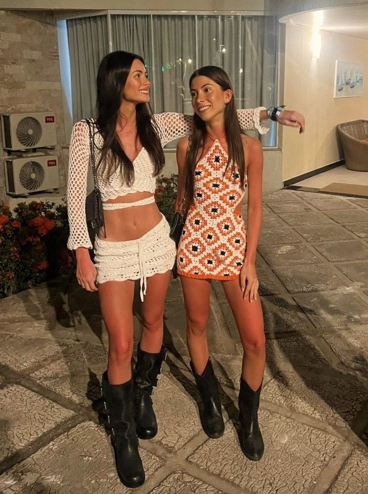 Festival Outfit Colourful, Festival Shorts Outfit, Coachella 2025 Outfits, Coachella Fits Aesthetic, Cold Rave Outfits Festivals, All White Festival Outfit, Festival Beach Outfit, Classy Rave Outfits, Laneway Outfits