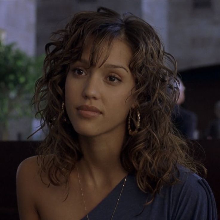 honey 2003 y2k fashion 
dance , romance movie jessica alba Honey Jessica Alba, Jessica Alba Icons, Honey Daniels, Honey 2003, 90s Rnb, Lucy Chen, Hair Movie, Movie Makeup, Alt Makeup