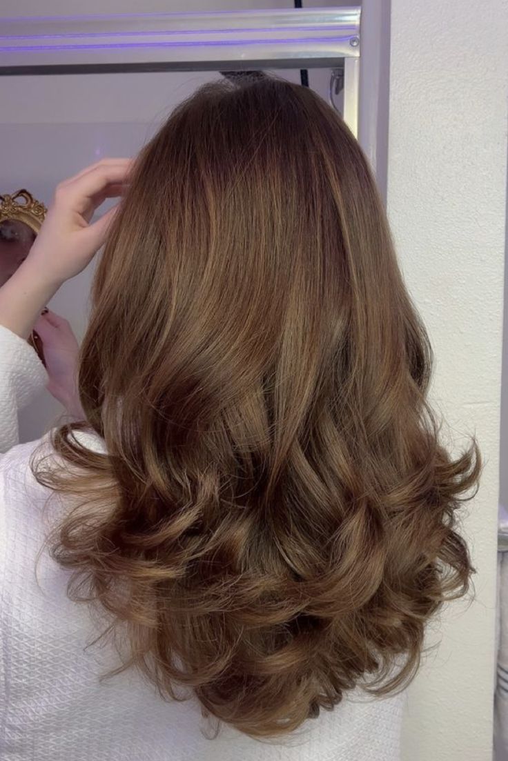 Bouncy Layered Hair, Layered Haircut With Curtain Bangs, Haircut Long Layers, Blowout Hairstyles, Bouncy Blowout, Texture Layers, Chic Haircut, Honey Brown Hair, Brown Hair Looks