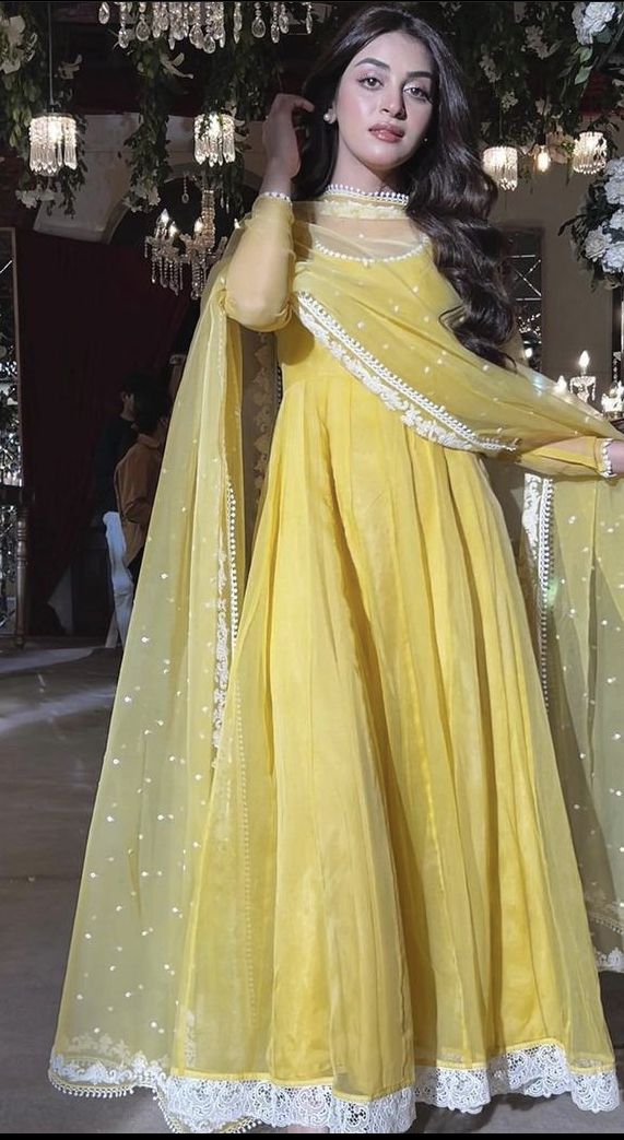 Simple Frocks, Anarkali Dress Pattern, Gaun Fashion, Pakistani Fancy Dresses, Beautiful Pakistani Dresses, Salwar Kamiz, Indian Dresses Traditional, Simple Pakistani Dresses, Designer Party Wear Dresses