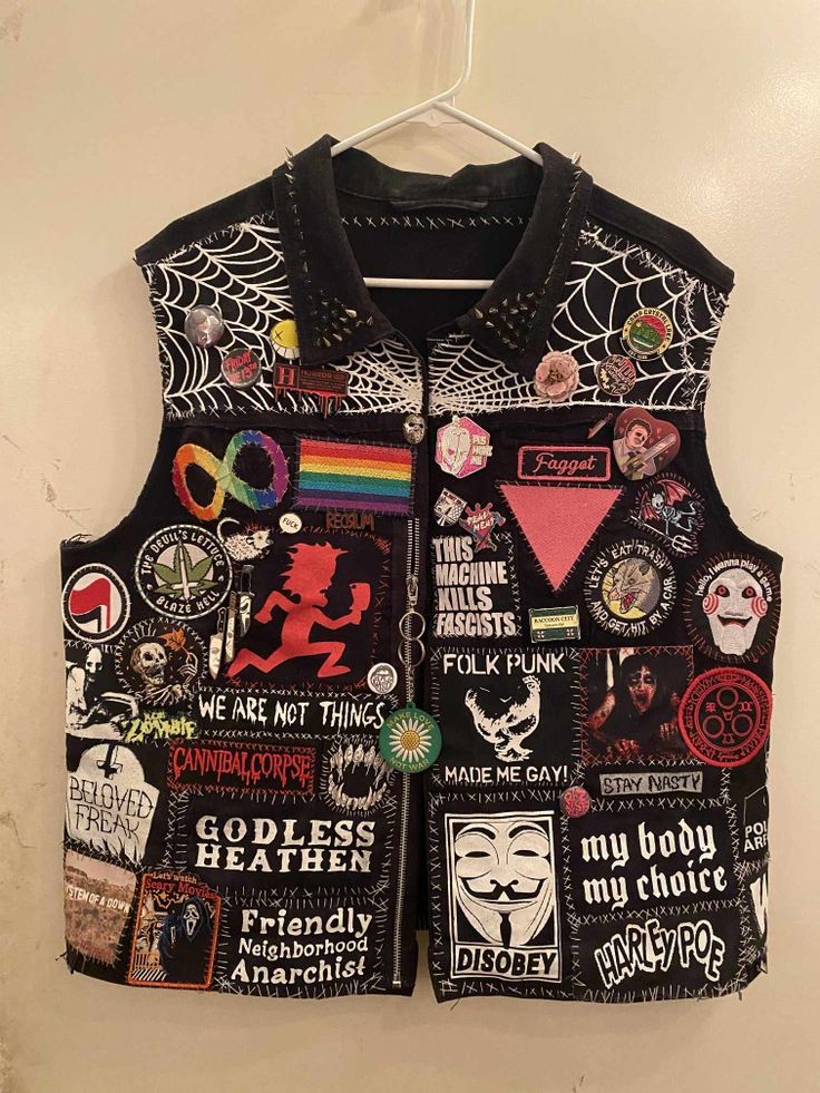 Pins On A Jacket, Battle Jackets Punk, Queer Battle Jacket, Diy Punk Jacket Ideas, Folk Punk Jacket, Battle Jacket Inspiration, Jacket Patches Punk, Punk Jean Jacket Diy, Punk Rock Patches