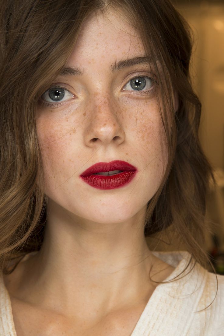 17 Photos That Prove Women With Freckles Are Beautiful | Natural Beauty Looks That Will Inspire You! by Makeup Tutorials at http://makeuptutorials.com/photos-that-prove-women-with-freckles-are-beautiful/ Makeup Runway, Lipstick Looks, Red Lipstick Looks, Cheveux Oranges, Women With Freckles, Make Up Foundation, Beauty Rules, Tousled Hair, Beauty Make-up