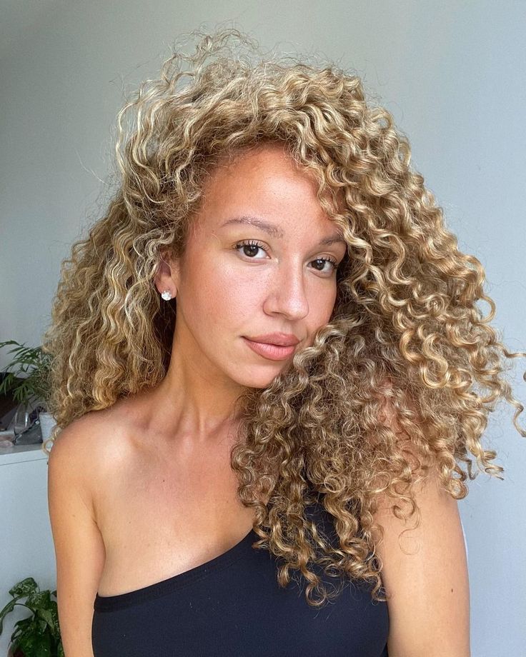 Curly Blonde Hairstyles, Curly Hair Looks, Blonde Highlights Curly Hair, Long Blonde Curly Hair, Caramel Blonde Hair, Curly Blonde Hair, Dyed Curly Hair, Highlights Curly Hair, Going Blonde