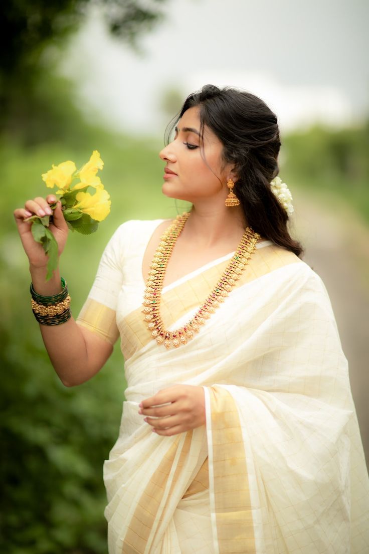 Kerala Saree Photoshoot, Onam Photoshoot Ideas, Kerala Traditional Saree, Onam Kerala, Onam Dress, Onam Outfits, Onam Saree, Kasavu Saree, Saree Hairstyles