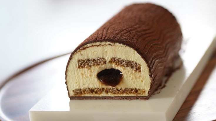 there is a piece of cake that has been made to look like a dog's face