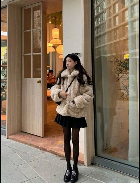 Korean Winter Outfits 2023, Winter Dress Korean Style, Fall Asian Outfits, Winter Japan Fashion, Fall Outfits Korean Fashion, Winter Outfits In Japan, Winter Asian Outfits, Asian Fall Outfits, Winter In Japan Outfit