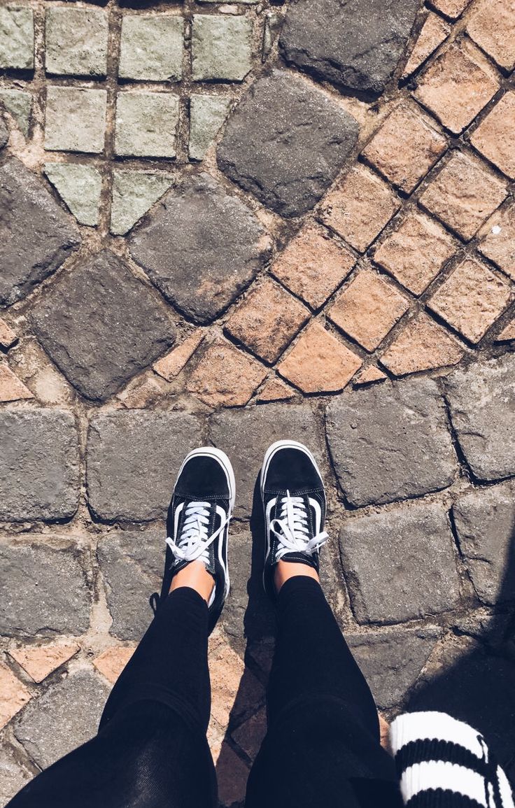 Vans 🤘🏼 Black Vans Outfit, Shoe Selfie, Shoes Wallpaper, Fashion Pic, Nike Shoes Air Force, Beauty Boost, Vans Outfit, Tumblr Pics, Artsy Photos