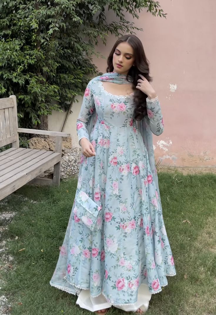 Long Frock Designs, Simple Frocks, Anarkali Dress Pattern, Desi Wear, Desi Fashion Casual, Pakistani Fancy Dresses, Pakistani Dresses Casual, Salwar Kamiz, Indian Dresses Traditional