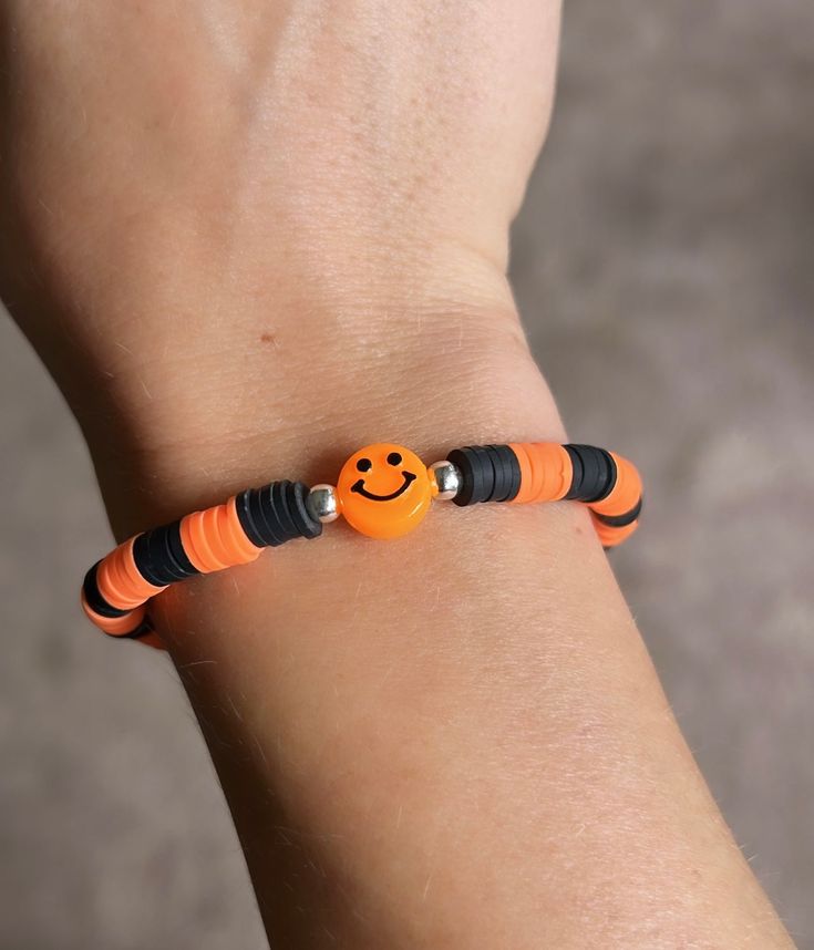 Preppy Fall Clay Bead Bracelets, Clay Bead Bracelet Ideas Preppy Halloween, Polymer Clay Bead Necklace Ideas, Bracelets To Make And Sell, Clay Bead Bracelets Ideas Fall, Clay Bead Fall Bracelets, Fall Diy Bracelets, Things To Make With Clay Beads, Halloween Bracelets Ideas