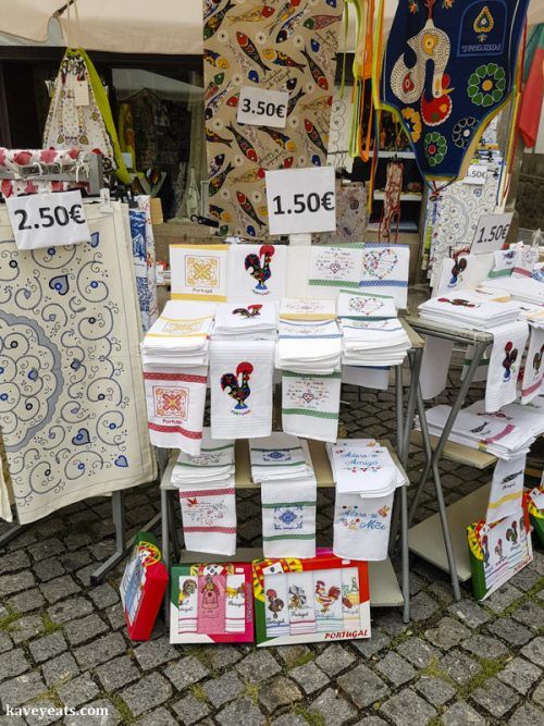 there are many different designs on display at this market stall, including cards and envelopes