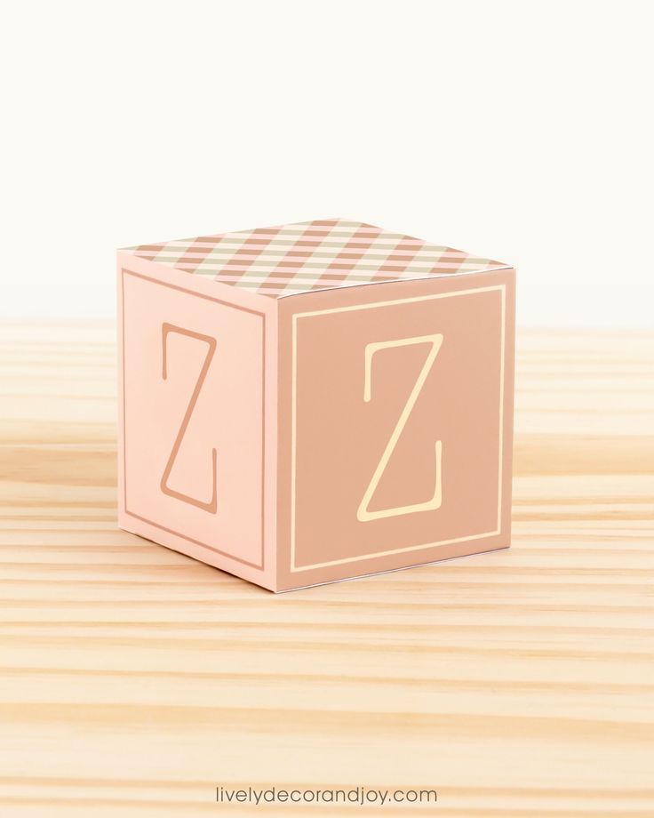 Paper building block in farmhouse colors. It has the letter Z on the sides and is on a wood table or shelf. Paper Cube, Vintage Alphabet, Abc Blocks, Diy Vintage Decor, How To Make Banners, Scoring Tool, Alphabet Blocks, The Fold Line, Bone Folder